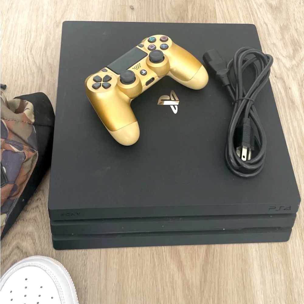 PS4 Pro + controller - Picture 1 of 2